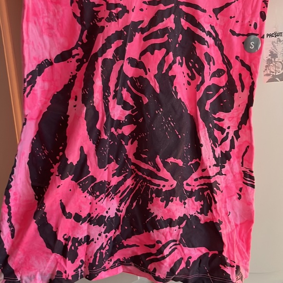 NWT Splotchy Pink Nollie V-neck with Tiger Graphic Print - Picture 2 of 7